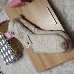 Muk Luks Cozy Cream and Pink Patterned Socks 🆕